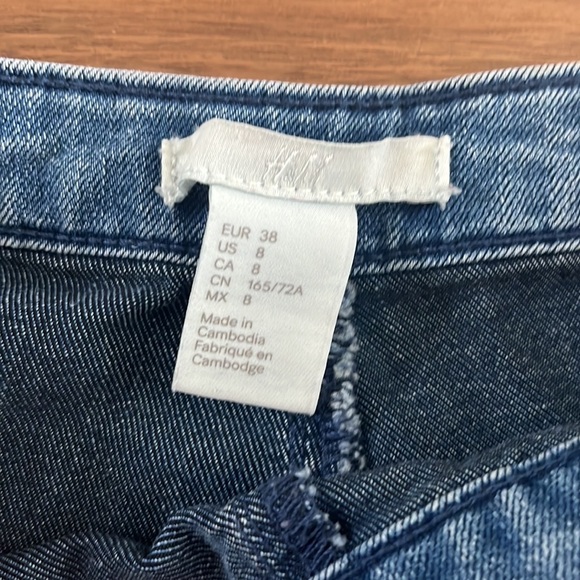 NWOT H&M 
Excellent Condition
Size 8
Color Blue. Zips on Side.
#643 - Picture 3 of 6